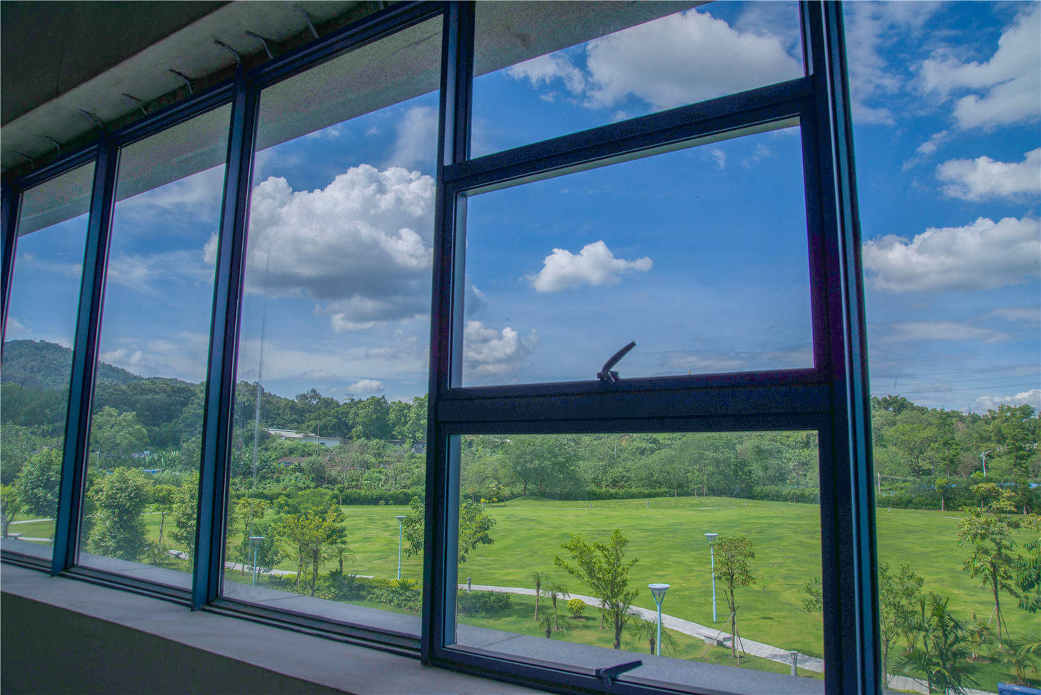 一二三四高清电影免费观看产业基地大楼窗景